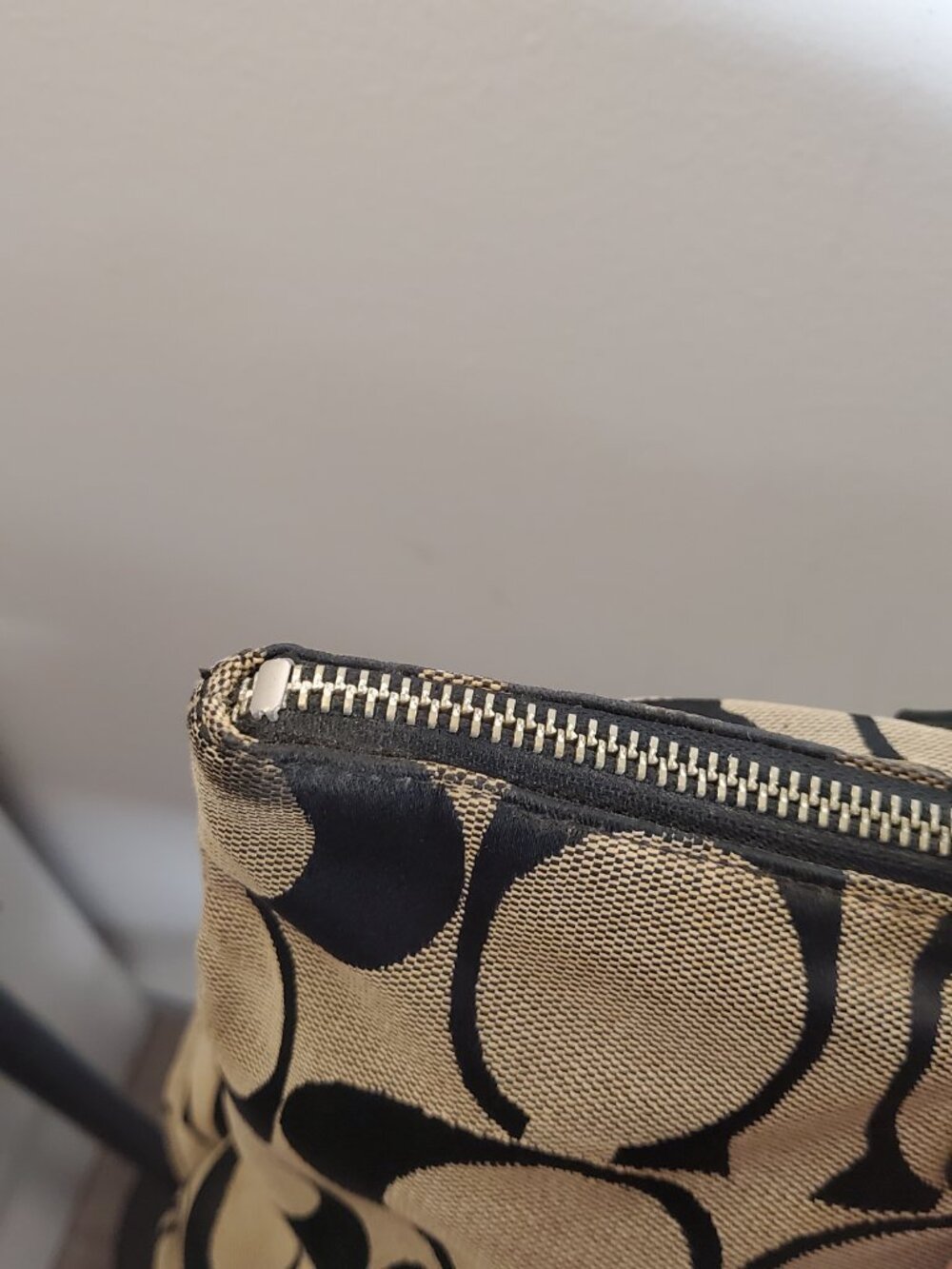 21. Coach Signature Logo Medium Tote Black/Beige Zip Top Patent Trim Pockets - Picture 9 of 12